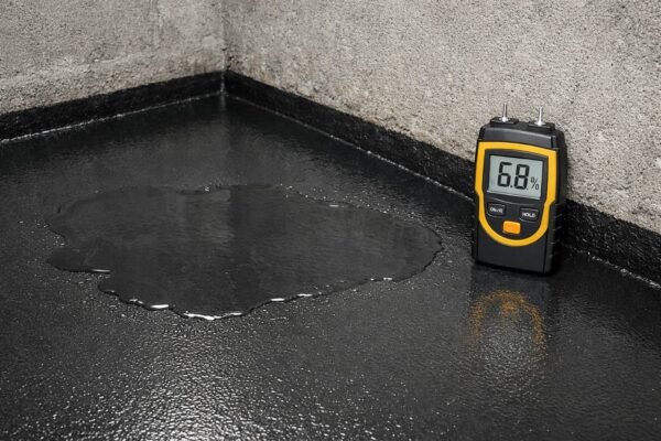 سطح أرضية سرداب بعد العزل مع اختبار ماء