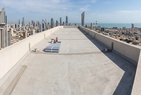 سطح مبنى واسع ونظيف مجهز بالكامل لعملية العزل مع معالجة الفواصل ورقبة الزجاجة في الكويت